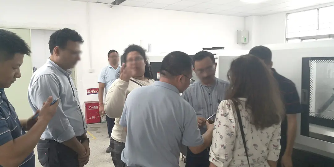 Indian jewelry customers came to our factory for inspection and study” 和描述 “They highly recognized the quality of our equipment and praised our teaching services