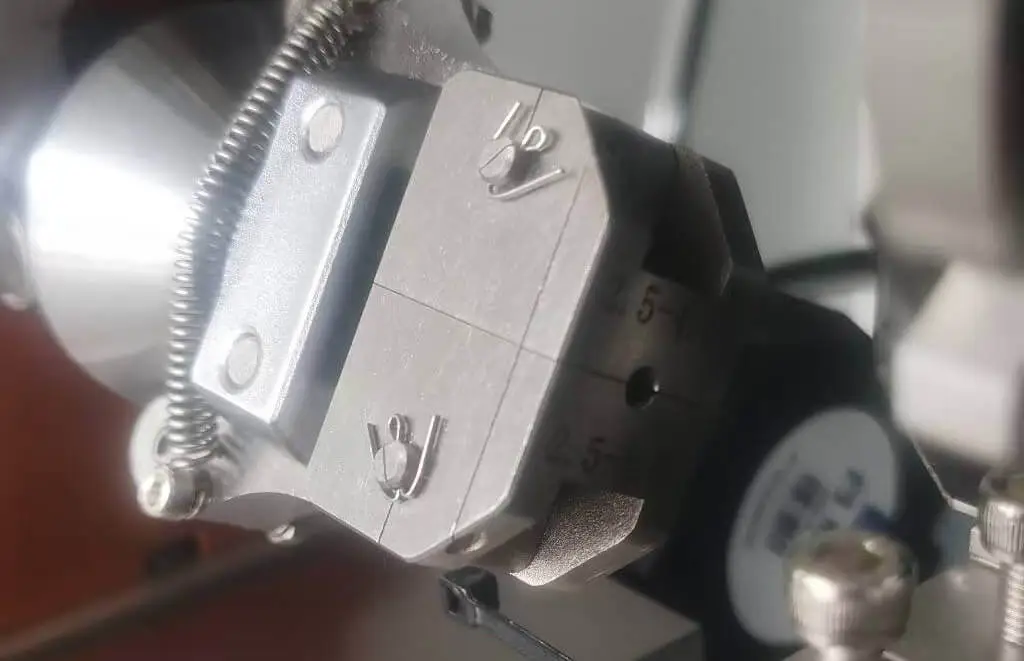 Automatic bead feeding and clamping fixture for a ball diamond cutting machine, used to precisely position and secure hollow gold and silver balls for cutting