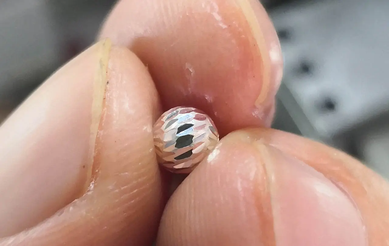 Automatic CNC ball diamond cutting machine with dual heads, reducing labor costs and ensuring consistent faceted patterns