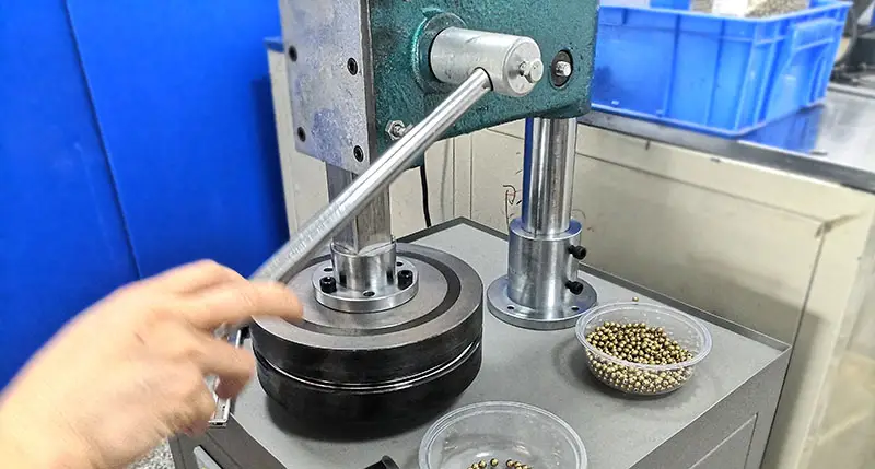 Ball bead rinding machine(Image3) Bead grinding machine processing beads from 3.0mm to 6.0mm, compatible with gold, silver, copper, and K-gold materials.
